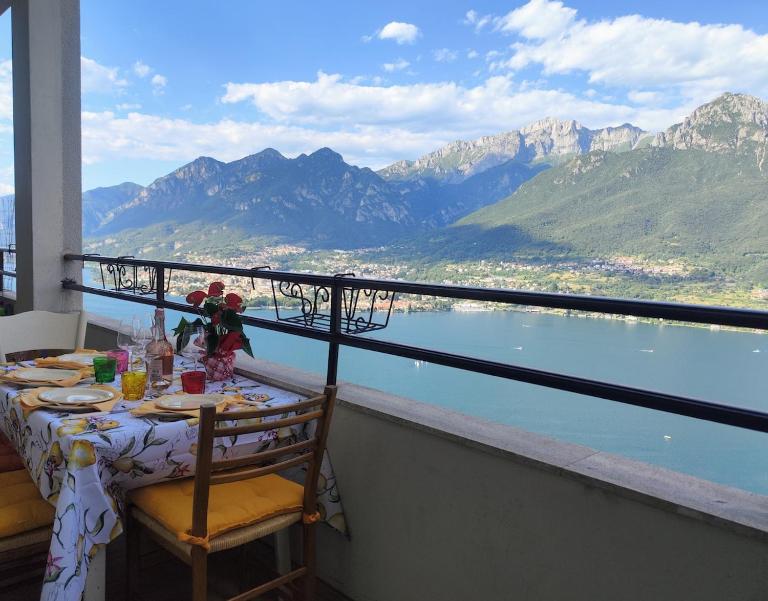 Apartment with stunning Lake Como view, swimming pool - Bed and Breakfast Valbrona