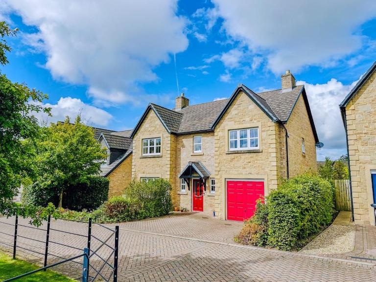 Pretty 4 Bed Detached House 5 mins M6 and Carlisle - Chambres d'hôtes Carlisle