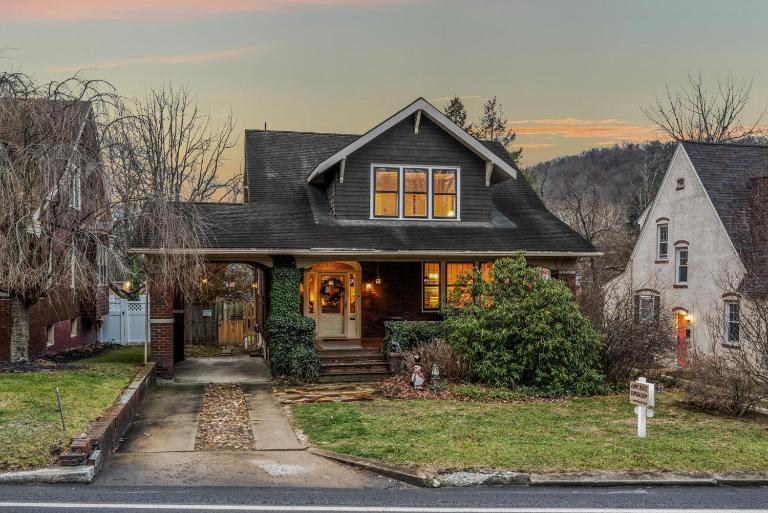 Aunt Bea's Bungalow - Pet Friendly - Hot Tub - Screen Porch - Wifi - Fenced Yard - King Bed - Town - Chambres d'hôtes Berkeley Springs