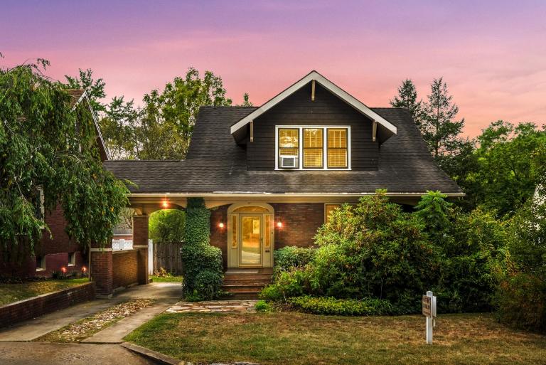 Aunt Bea's Bungalow - Pet Friendly - Hot Tub - Screen Porch - Wifi - Fenced Yard - King Bed - Town - B&B Berkeley Springs