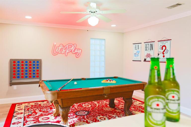 Pool Table, Minigolf, Games at Pondside FunHouse - B&B Pinellas Park
