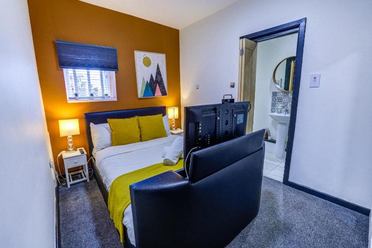 Zebulun Suite I Modern 1BR Apartment I Sleeps 3 I Near Gavin and Stacey House I Barry High Street I Barry Train Station I Barry Island I WiFi I Parking and Easy Cardiff Access - Bed and Breakfast Barry
