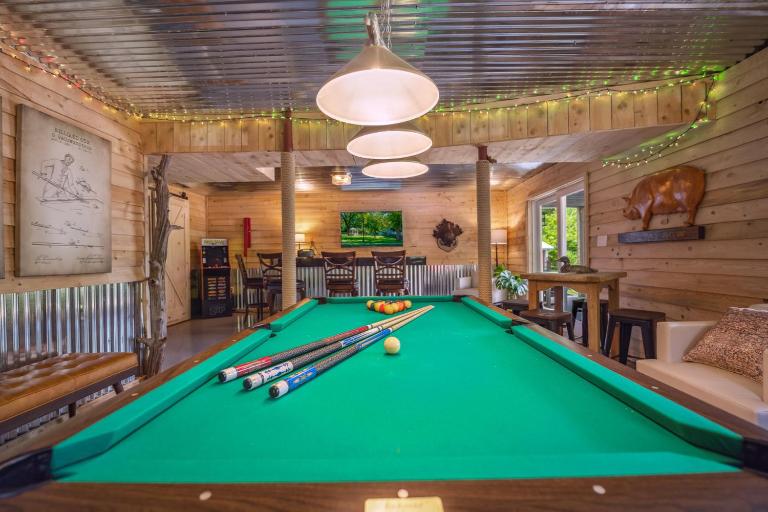 Trailblazer Lodge - Upscale, hot tub, trail, game room, wifi, fire pit, bar, pool table, king bed, view, pet friendly - Chambres d'hôtes Berkeley Springs