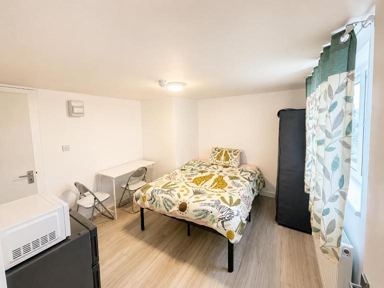 Private studio with a private bathroom and kitchenette - B&B Edmonton