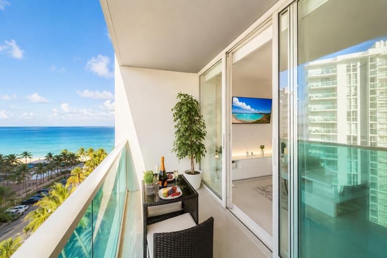 Oceanfront Condo - Private Beach -Heated Pool, Gym and Game Room - Hollywood Beach - Chambres d'hôtes Hollywood