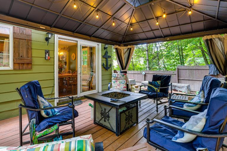 Rustic Adirondacks Home w/ Hot Tub & Lake Access! - B&B Chestertown