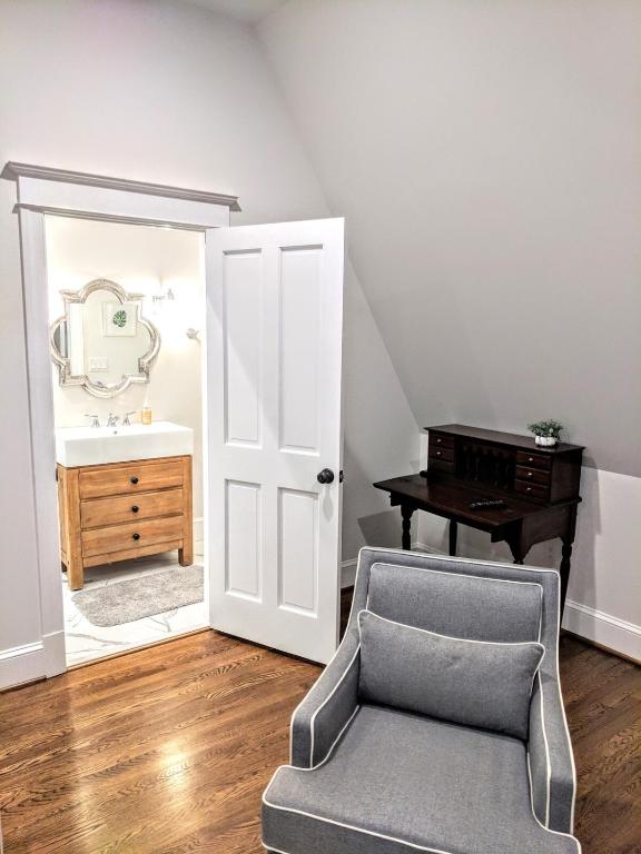 Large Modern Studio Apartment walk to White House - B&B Washington D.C.