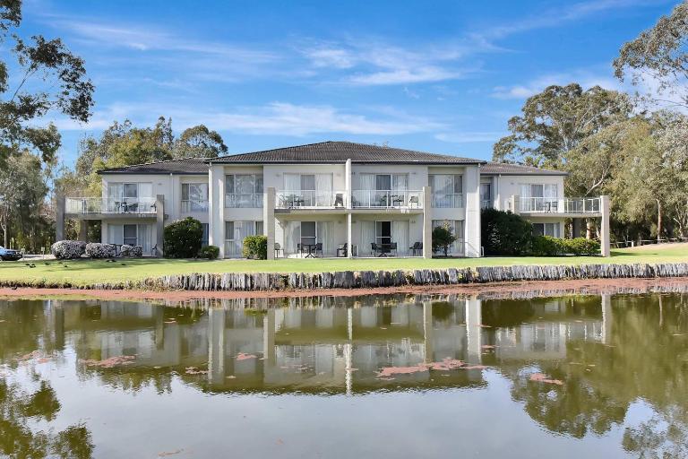 Duck Pond Villa at Hunter Valley Golf Resort - B&B Lovedale