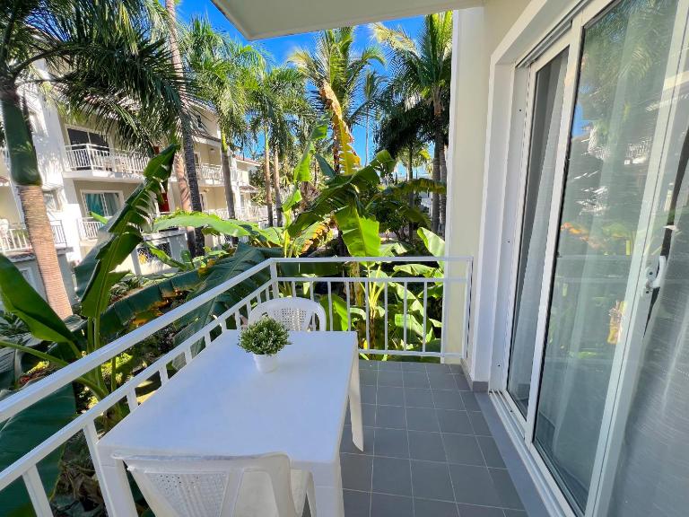 Golden TROPICAL Studios and Suite with Pool at Playa Los Corales - B&B Punta Cana