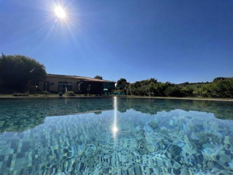 4 bedroom Luxury Villa with Swimming Pool and Lush Gardens Close to City & Beach - B&B Alejandrópolis
