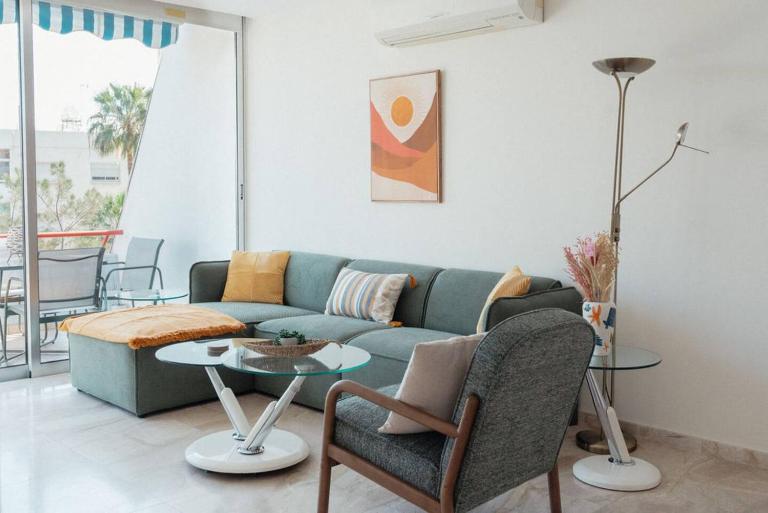 Coastal Chic 2BR - 3 Min to Beach Amathusia Apts - Bed and Breakfast Limasol