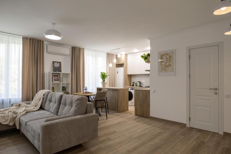 Warm & Stylish City Apartment - Bed and Breakfast Chisinau