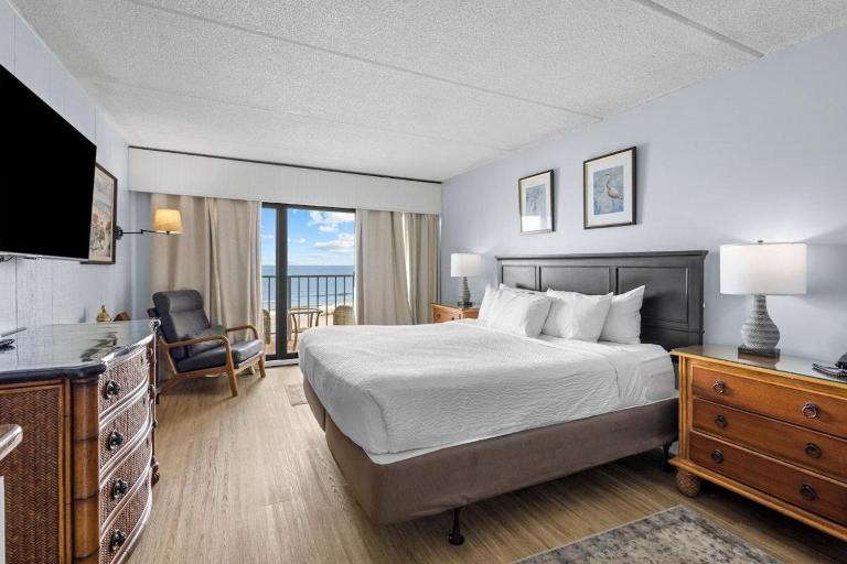 Oceanfront King Room with Private Balcony 4th Floor - B&B Pawleys Island