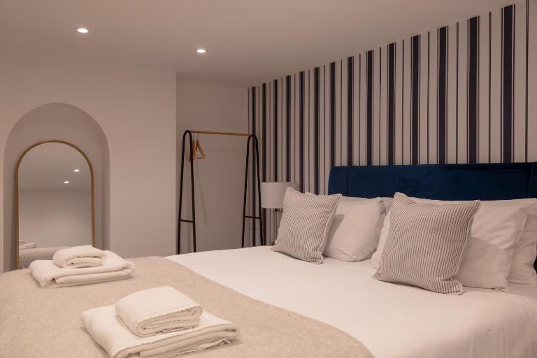 Exquisite Renovation in Central Location with Garden and Parking - Ferienwohnung Hereford