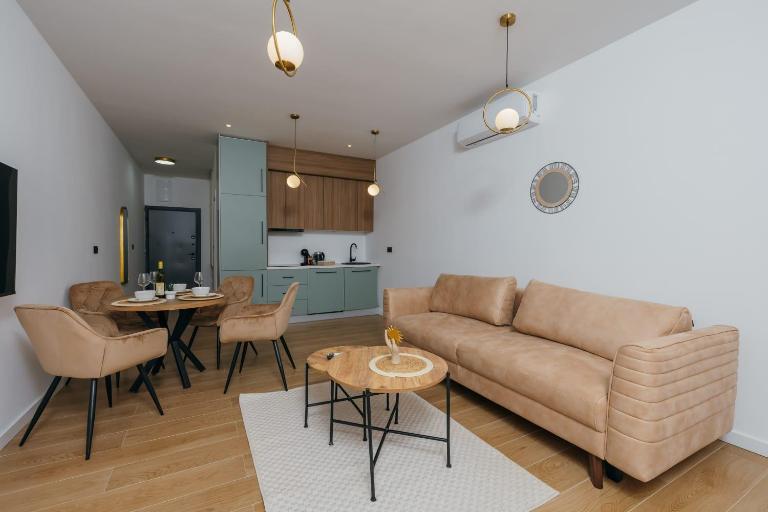 Apartments Seven - 30 Steps from the Beach with Private Parking - B&B Petrovac na Moru