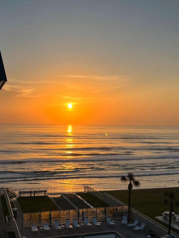 Stunning 2bd 2ba Condo - Ocean Front Complex in New Smyrna Beach - B&B New Smyrna Beach
