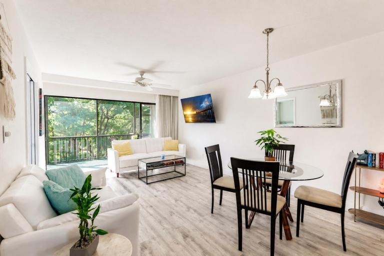 Park Shore Resort-Top Floor BLDG J 457 - Water Views - B&B Naples