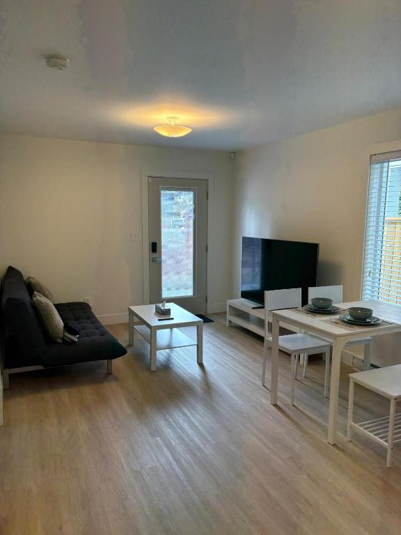 Private Cozy Home in Langford - Bed and Breakfast Victoria