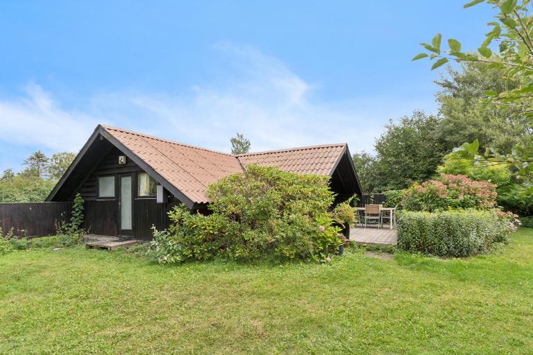 Charming Holiday Home Near Beach And Town - B&B Dronningmølle