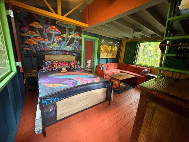 RV in a Rainforest Tree - A fun, unique, magical jungle experience! - Ferienwohnung Pāhoa