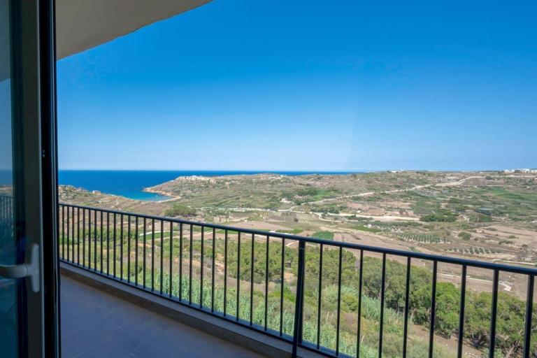 3 Bdr Apt with Panoramic Valley Beach Views - Bed and Breakfast Xagħra