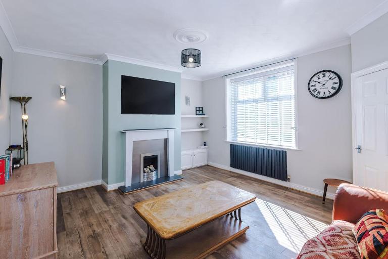 2 Bed House Rochdale Free Parking Workspace - B&B Rochdale