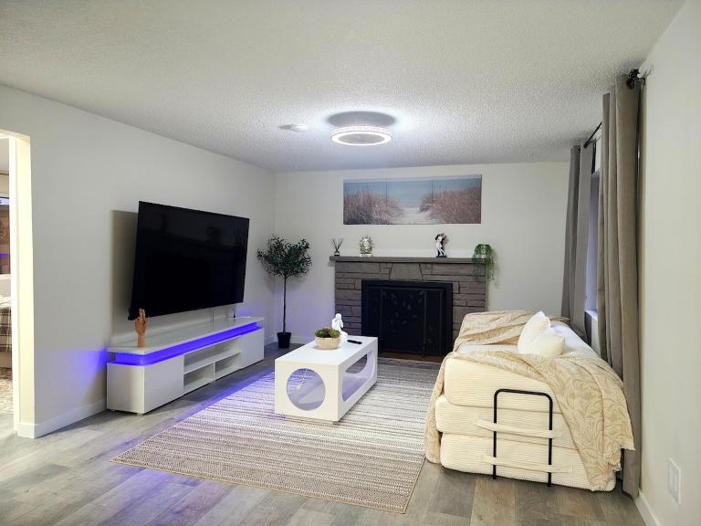 Renovated 2BR Home, Private Patio, Sleeps 6 - B&B Renton