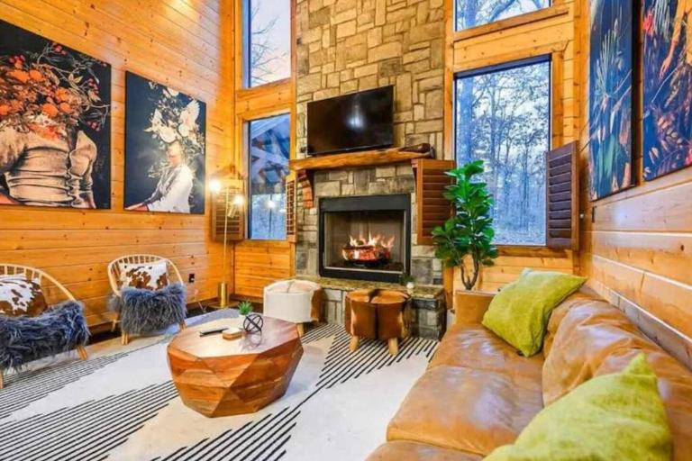Private Luxury Cabin - Hot Tub - Pool Table - Ping Pong - Firepit - Loft - B&B Broken Bow
