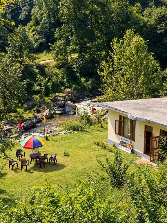 River Edge Home Stay, Sainj - Bed and Breakfast Shiāna Gaura