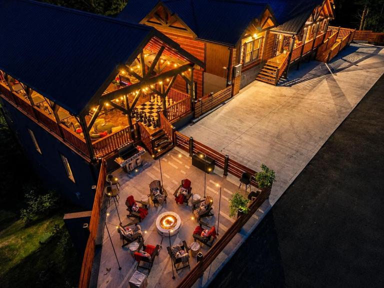 Olive Hill Sleeps 32 Pool Hot Tub Theater Sauna - Chambres d'hôtes Sevierville