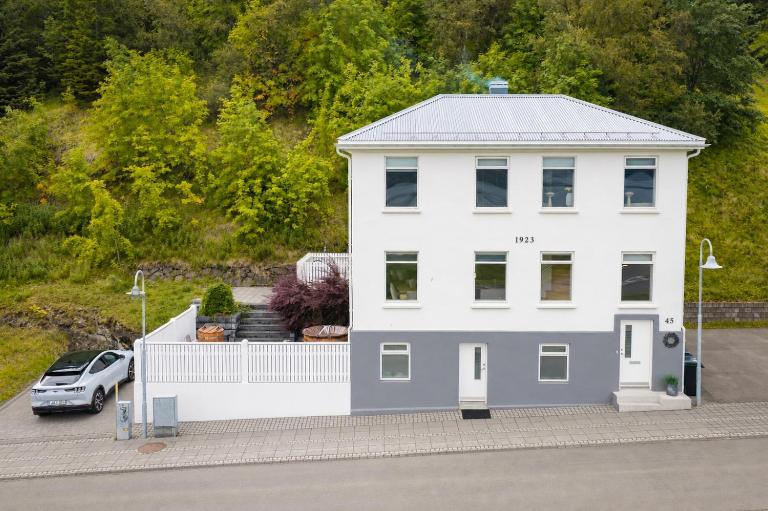 Luxury Nordic Villa w Hot Tub - Beautiful Views - Bed and Breakfast Akureyri