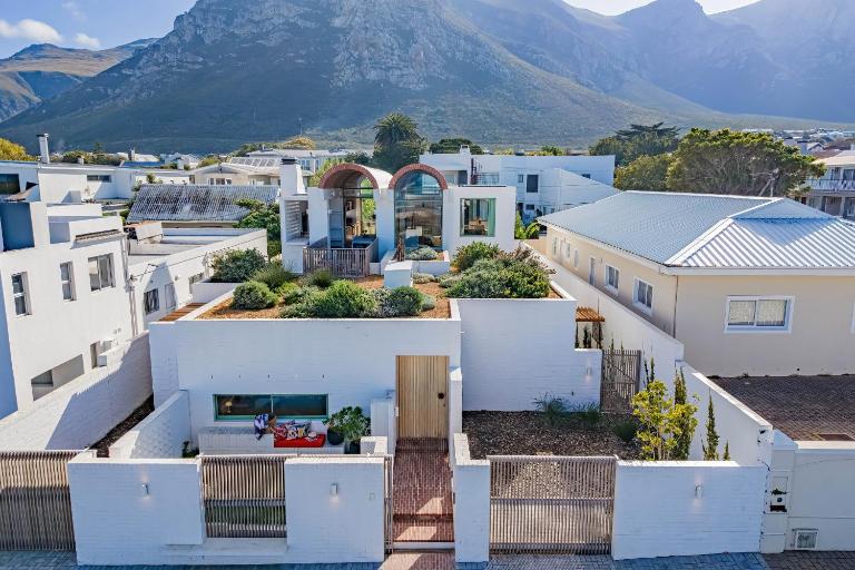Hyggehus Designer Holiday Home In Voëlklip - Bed and Breakfast Hermanus