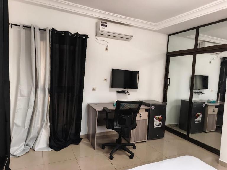 Air-conditioned room with balcony and Wi-Fi , Agbalopédo ,Eyram Immo & Services - B&B Komé