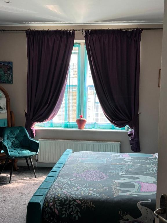 Super King, Close to Beach, Shops, Train, Shared Bathroom - Chambres d'hôtes Saint Leonards-on-Sea