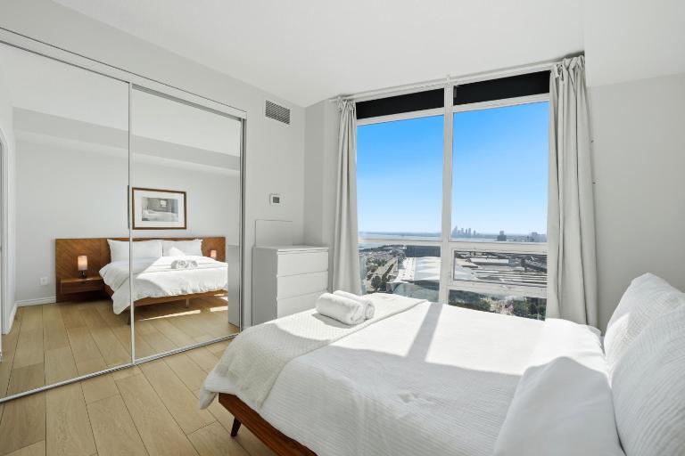 Top 10 Toronto Waterfront 2BR-2BA Penthouse - Lake Views, Free Parking & Plane Watching - Ferienwohnung Toronto