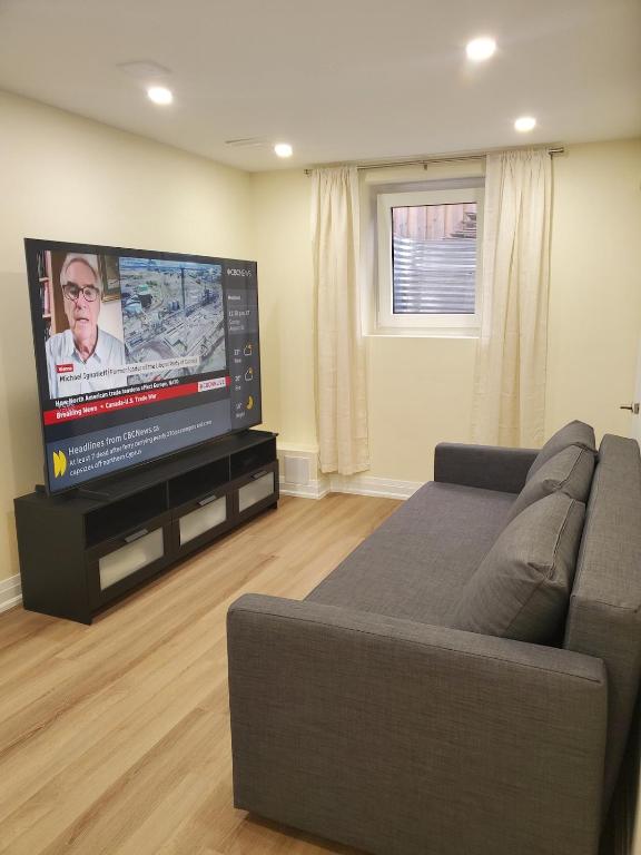 Stylish and Modern 2-Bedroom Basement Milton - B&B Milton