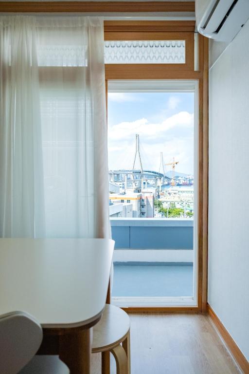 Stay Anrak, Accommodation for 8 people View of Busan Port Bridge, 5 minutes to Hwinyeoul, 10 minutes to Busan Station - Bed and Breakfast Yongdu