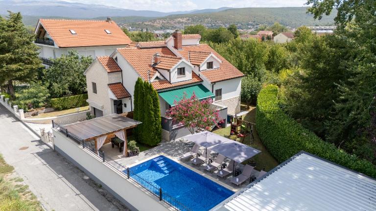 The Oasis - Family-Friendly Holiday Home with Heated Pool - B&B Trilj