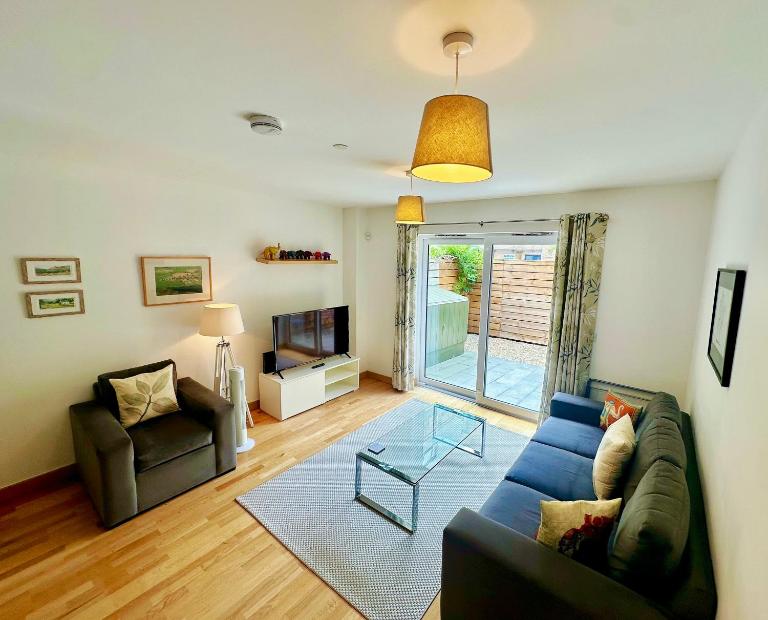 Beautiful 2-Bedroom Semi-Detached House Near Cambridge Station with 2 Free Parking Spaces, Private Garden, 264 Mbps WiFi - Chambres d'hôtes Cambridge