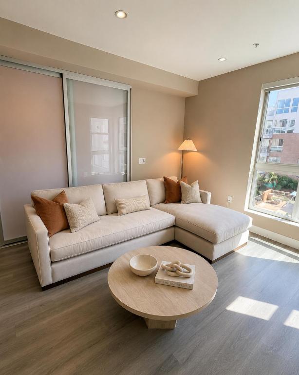 Stylish Hollywood Stay with Balcony, Gym & Laundry - B&B Los Angeles