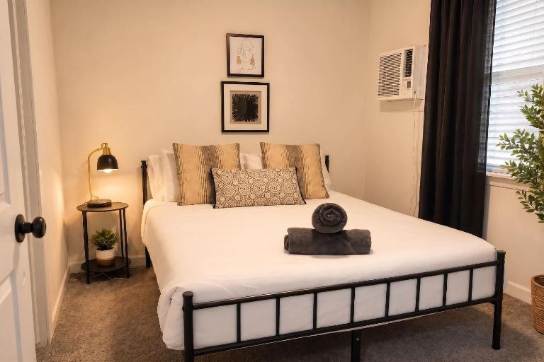 Modern 2BR Unit Hot Tub Outdoor Lounge - Bed and Breakfast Haltom City