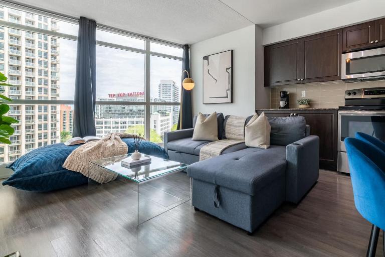 Spacious 3BR condo with patio & free parking - Ferienwohnung Toronto