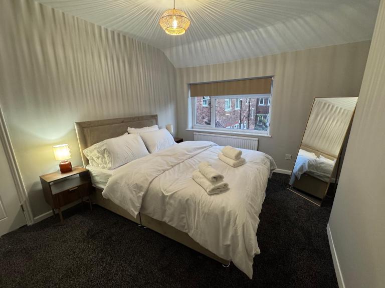 Newley Refurb 4BR Home Step-Free Access Ground Floor BR & Accessable Shower Free Parking on the drive - B&B Manchester