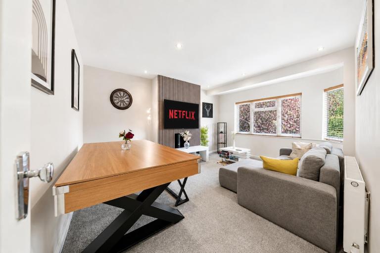 Short and Long Stay 2 Bedroom - Free Parking - Fast WiFi - B&B Thames Ditton