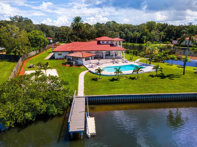 The Belleair Estate - Breathtaking Home w/ Heated Pool. Near Clearwater Beach - Bed and Breakfast Clearwater