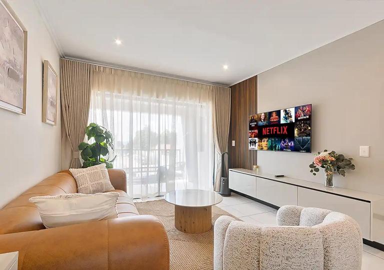 Fourways Luxe Escape, Luxury 2 Bed, 2 Bath, Pool, Gym, Backup Power - B&B Fourways