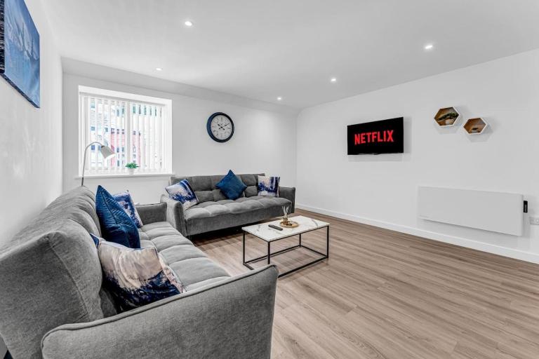 Spacious & Modern Anfield Flat with Wi-Fi and Sleeps 4 - Ferienwohnung Liverpool
