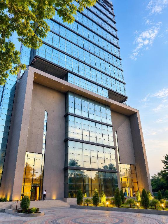 Luxury 1BR I 16th Floor Margalla Hills View I Mall of Islamabad Iconic Tower I Near Centaurus & Faisal Masjid - B&B Islamabad