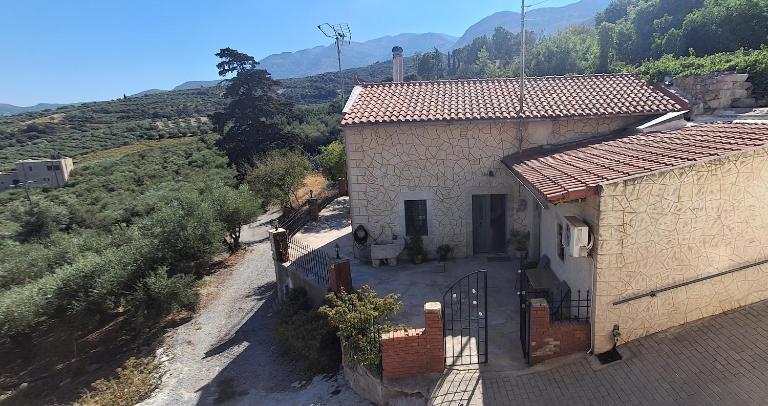 IRENE'S village home - B&B Loutrákion