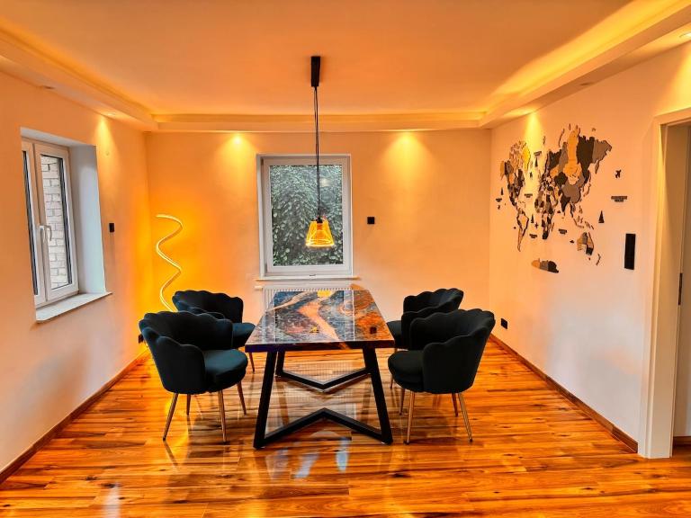 Independent House With Parking, Connecting Messe & City Centre - Chambres d'hôtes Hanovre